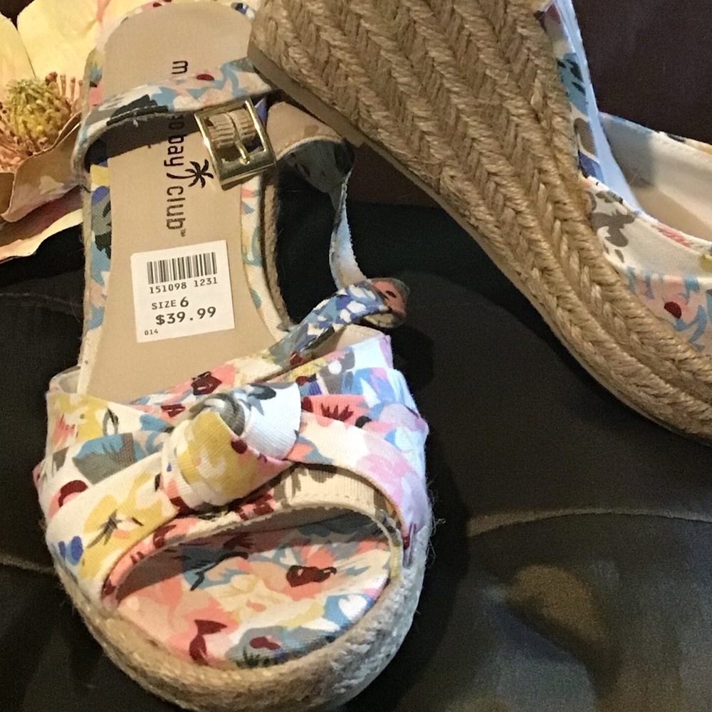 NWT MontegoBay Club - tropical  print strap wedges - Picture 7 of 7